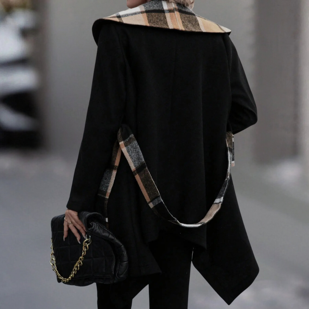 Zwarte damesjas met geruite sjaal en zwarte gewatteerde handtas met gouden ketting. Stijlvolle wintermode, elegant en trendy design.