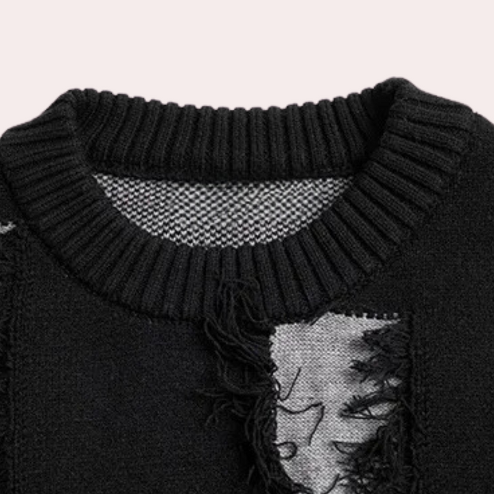 Zwarte trui met gerafelde details en ronde hals, modieuze streetwear stijl, geschikt voor casual en trendy outfits.