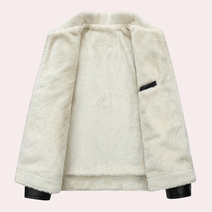 Witte fleece jas met zwarte leren accenten, opengeklapt, zachte voering, wintermode, stijlvolle dameskleding, trendy en warm.