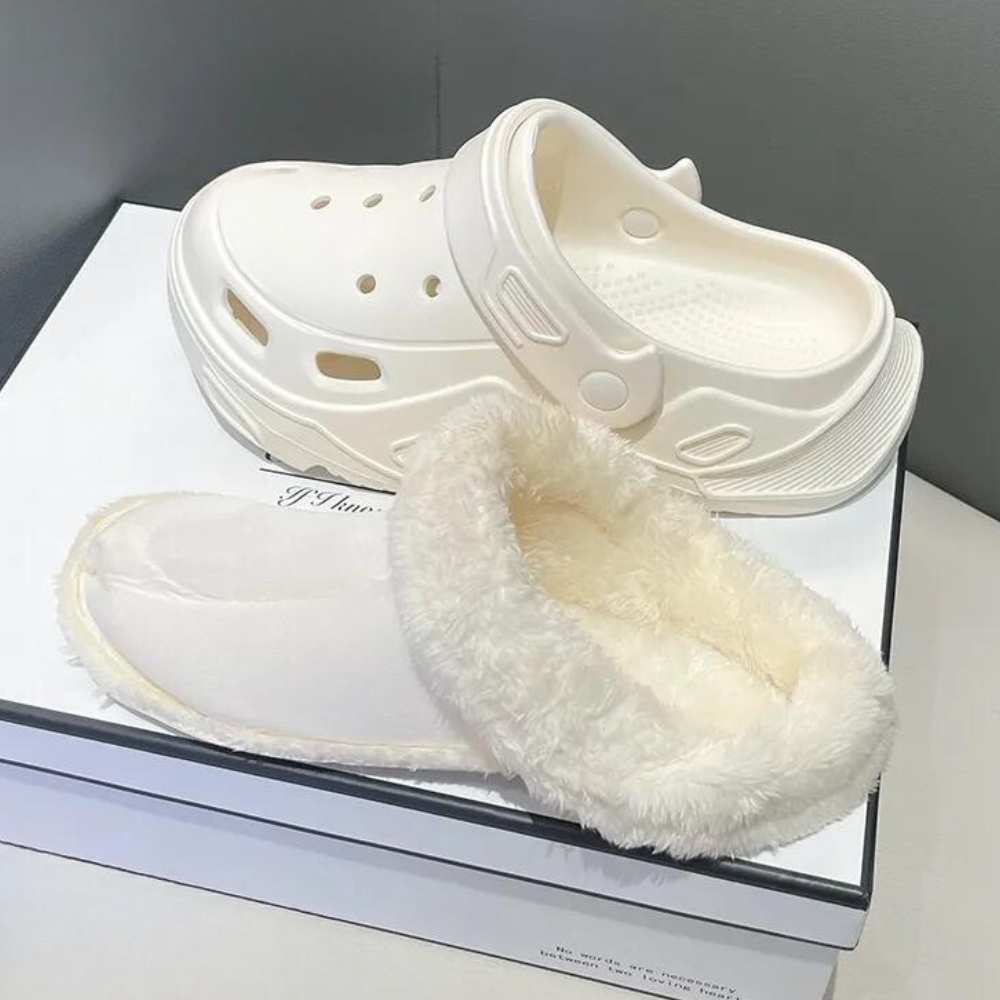 Witte klompen en pluche pantoffels op een doos, comfortabele schoenen, casual stijl, unisex, ideaal voor dagelijks gebruik en ontspanning.