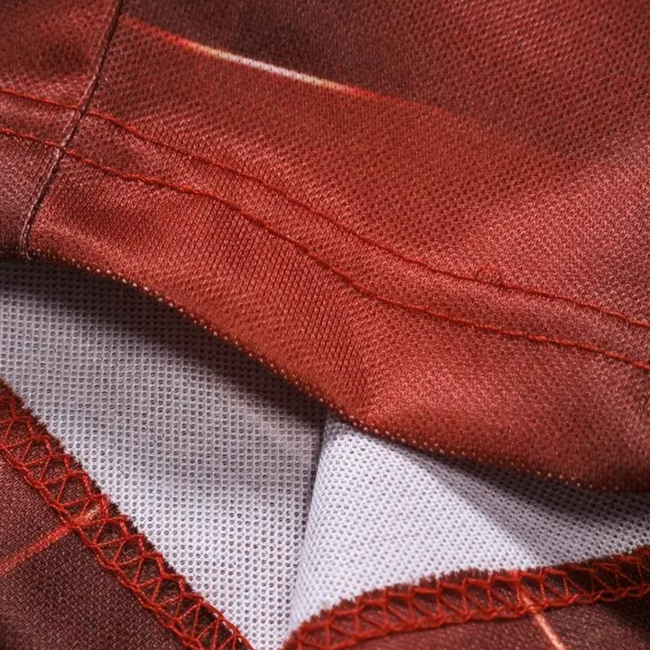 Close-up van een rood herenpoloshirt met fijne stiksels en ademende stof. Ideaal voor casual en sportieve gelegenheden. Hoogwaardige kwaliteit.