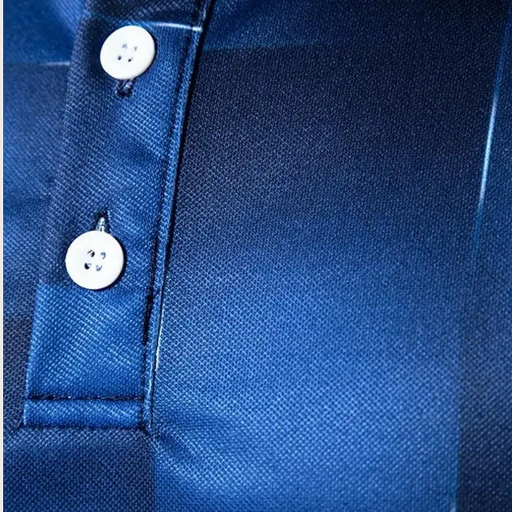 Blauwe herenpoloshirt met knoopsluiting, close-up. Hoogwaardige stof, stijlvolle casual mode. Perfect voor dagelijks gebruik en formele gelegenheden.
