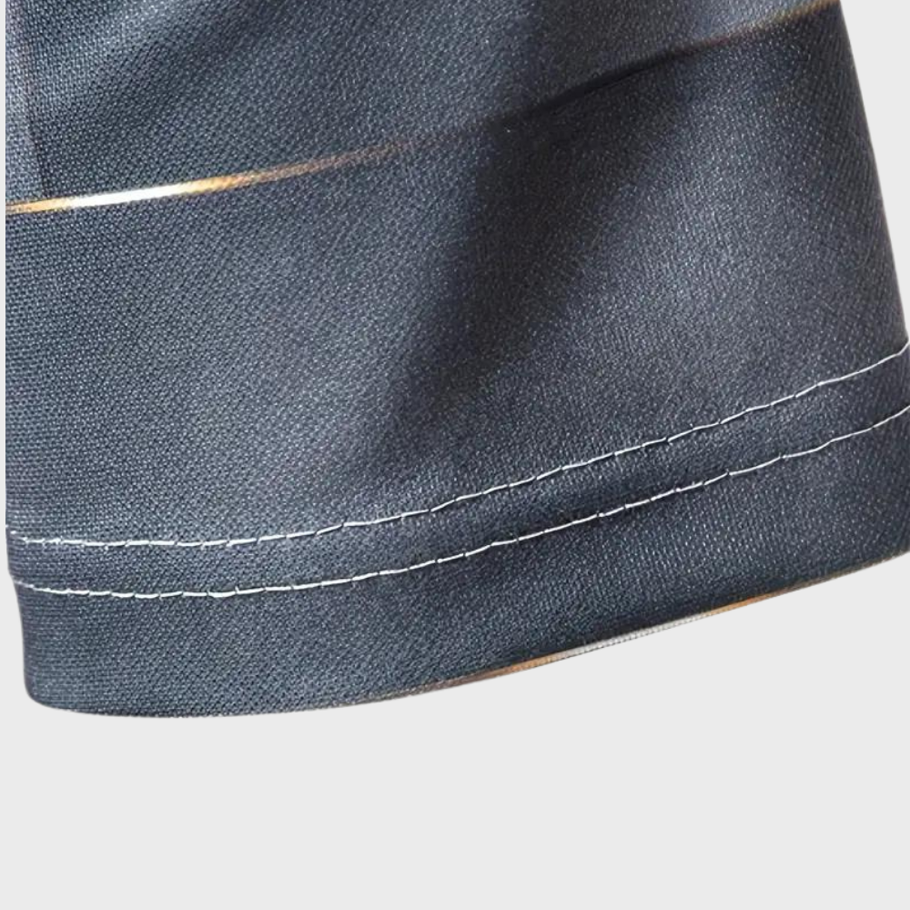 Donkerblauw herenpoloshirt met fijne stiksels en subtiele gouden accenten, stijlvolle casual mode, hoogwaardige katoenen stof.
