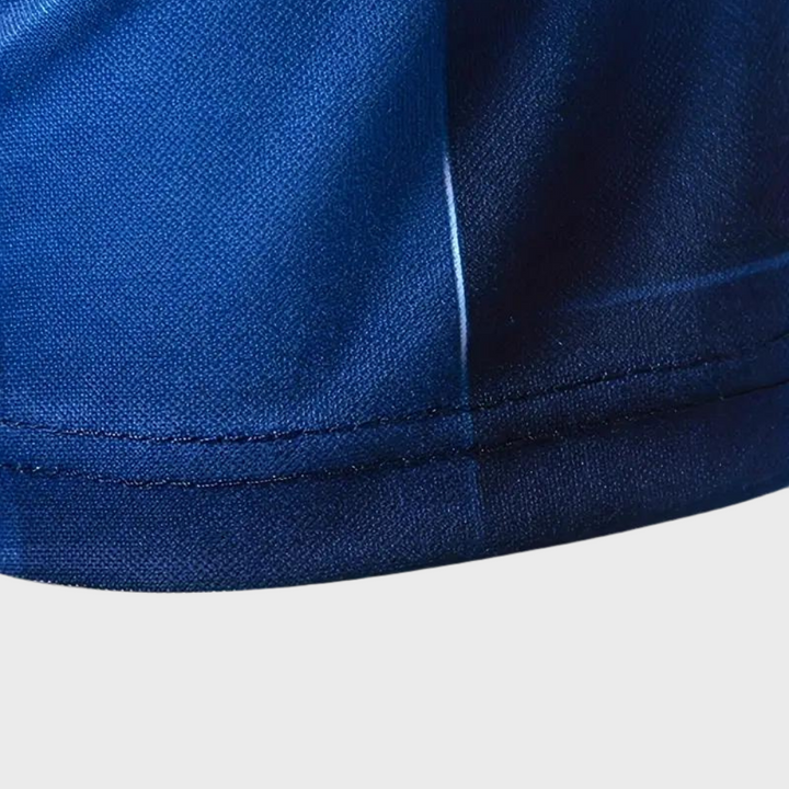 Blauwe herenpoloshirt zoom detail, hoogwaardige stof, stijlvolle afwerking, casual mode, comfortabele pasvorm, herenkleding.