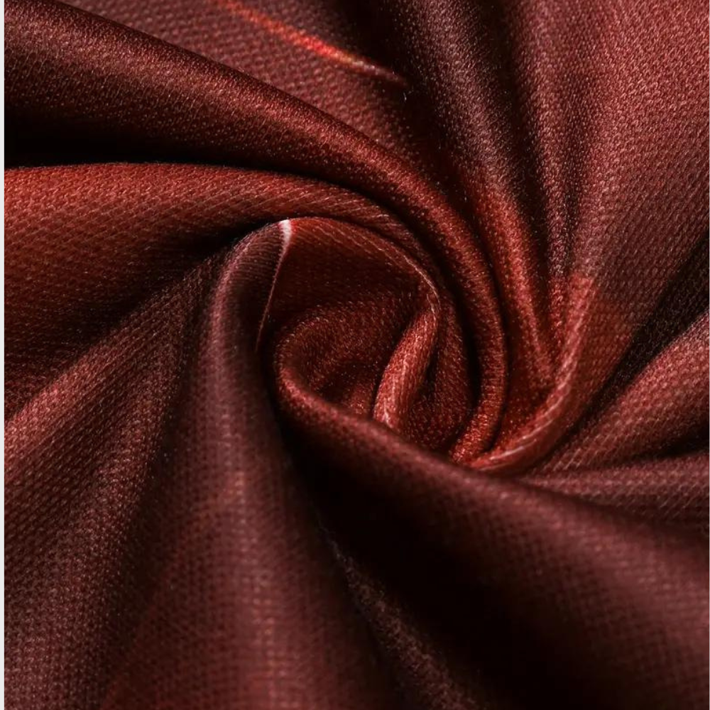 Bordeauxrode stof close-up, glad en glanzend, geschikt voor herenpoloshirts. Luxe textiel, hoogwaardige kwaliteit, modieuze uitstraling.
