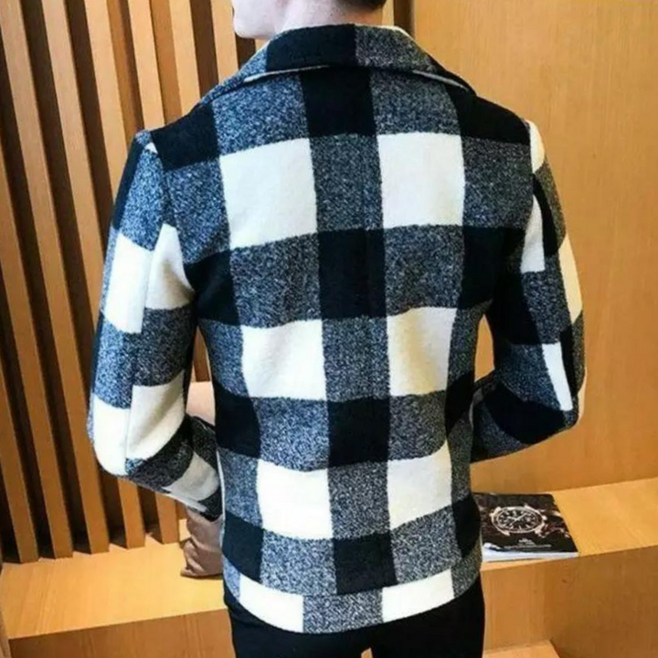 Zwart-wit geruite jas voor heren, achteraanzicht, moderne wintermode, wollen stof, stijlvolle casual outfit, houten achtergrond.