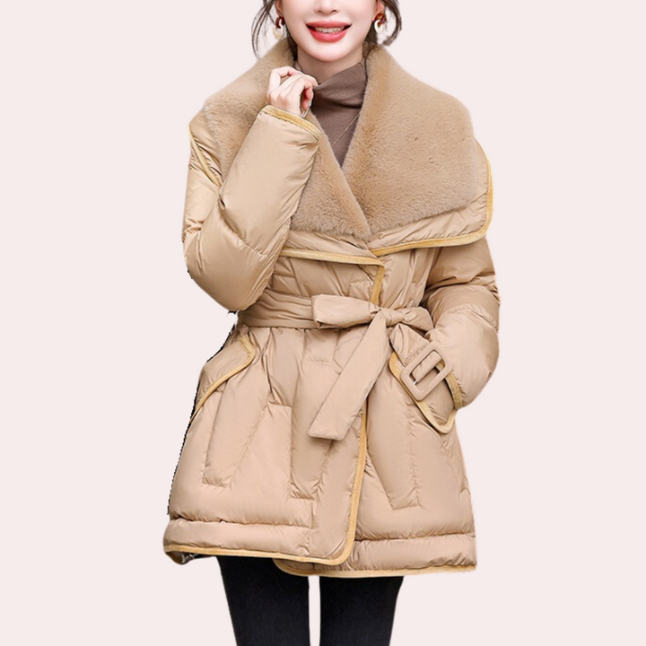 Dames winterjas met riem, beige kleur, dikke gewatteerde stof, grote kraag, modieuze warme jas, ideaal voor koude seizoenen, stijlvolle dameskleding.