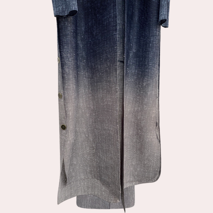 Donkerblauwe ombre lange jas met knopen, stijlvolle damesmode, elegant design, hoogwaardige stof, trendy kledingstuk voor elke gelegenheid.
