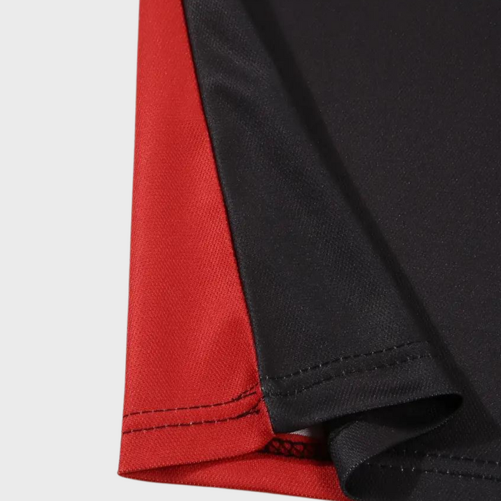 Zwart en rood herenpoloshirt, gestreept ontwerp, close-up van de stof. Hoogwaardige katoenen polo, modieuze herenkleding, casual stijl.