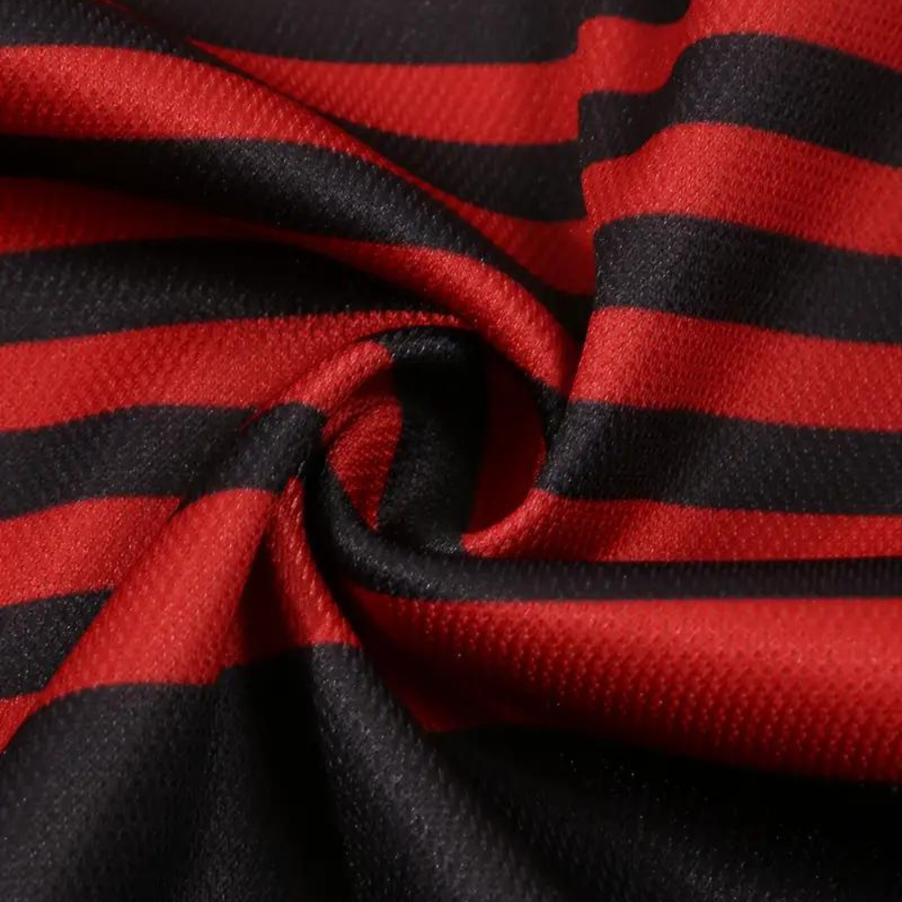 Gestreepte herenpoloshirt stof, zwart en rood, close-up. Hoogwaardige katoenen textuur, modieus en comfortabel. Perfect voor casual en formele gelegenheden.