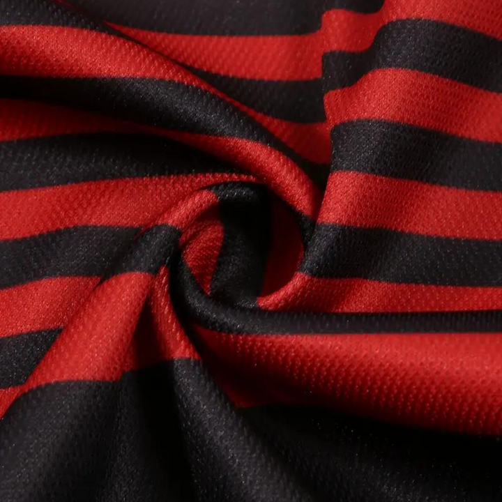 Gestreepte herenpoloshirt stof, zwart en rood, close-up. Hoogwaardige katoenen textuur, modieus en comfortabel. Perfect voor casual en formele gelegenheden.