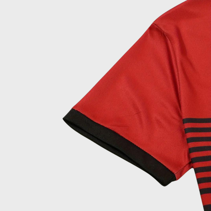 Rood-zwart gestreept herenpoloshirt, korte mouw, moderne stijl, comfortabele pasvorm, hoogwaardige stof, ideaal voor casual en zakelijke gelegenheden.