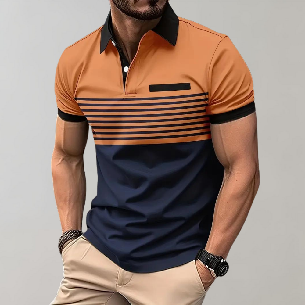 Oranje en blauw gestreept herenpoloshirt met zwarte kraag en borstzak, gedragen door een man. Modieuze herenkleding, casual stijl.