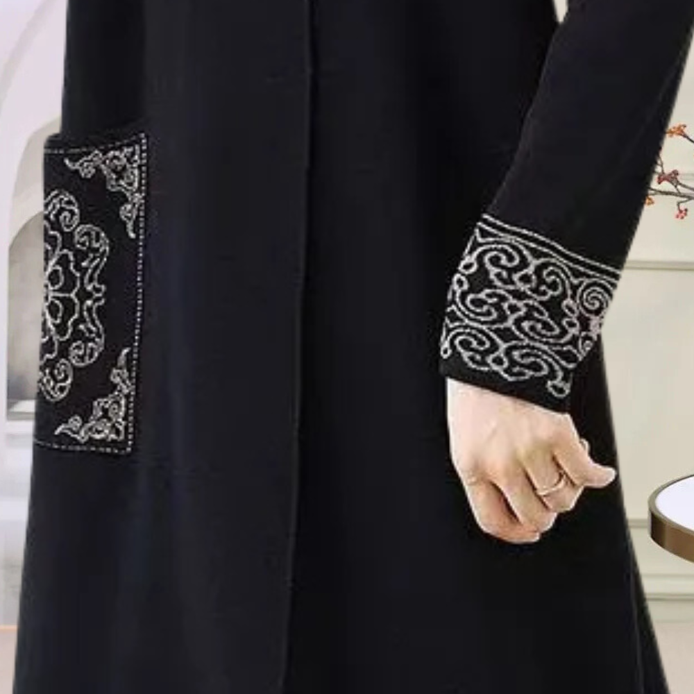 Zwarte wollen jas met geborduurde zak en manchetten, elegante damesmode, winterkleding, stijlvolle patronen, comfortabele pasvorm.