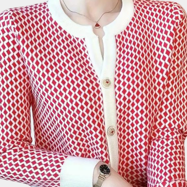 Rood-wit gebreid damesvest met ruitpatroon, ronde hals en knoopsluiting. Modieuze dameskleding, perfect voor casual en zakelijke outfits.