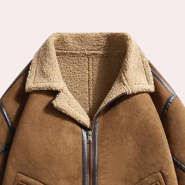 Bruine suède jas met schapenvacht kraag, ritssluiting en leren accenten. Stijlvolle winterjas voor heren, warme en modieuze bovenkleding.