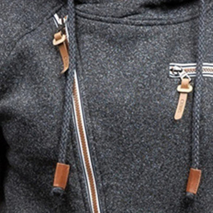 Grijze hoodie met ritssluiting en leren details, casual herenkleding, comfortabele katoenen stof, trendy streetwear, modieuze capuchon.