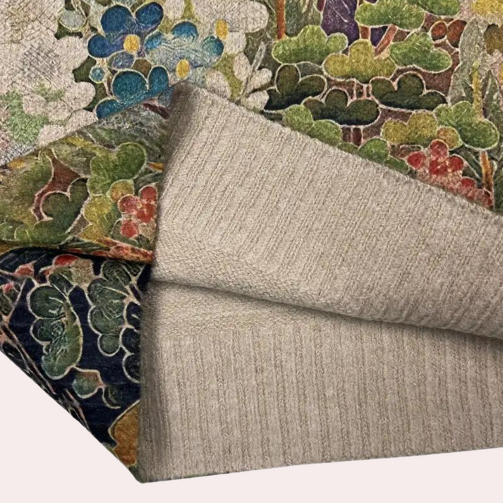 Omkering van kleurrijk, gebloemd tapijt met gedetailleerd patroon en beige achterkant, geschikt voor interieurdecoratie en woonaccessoires.