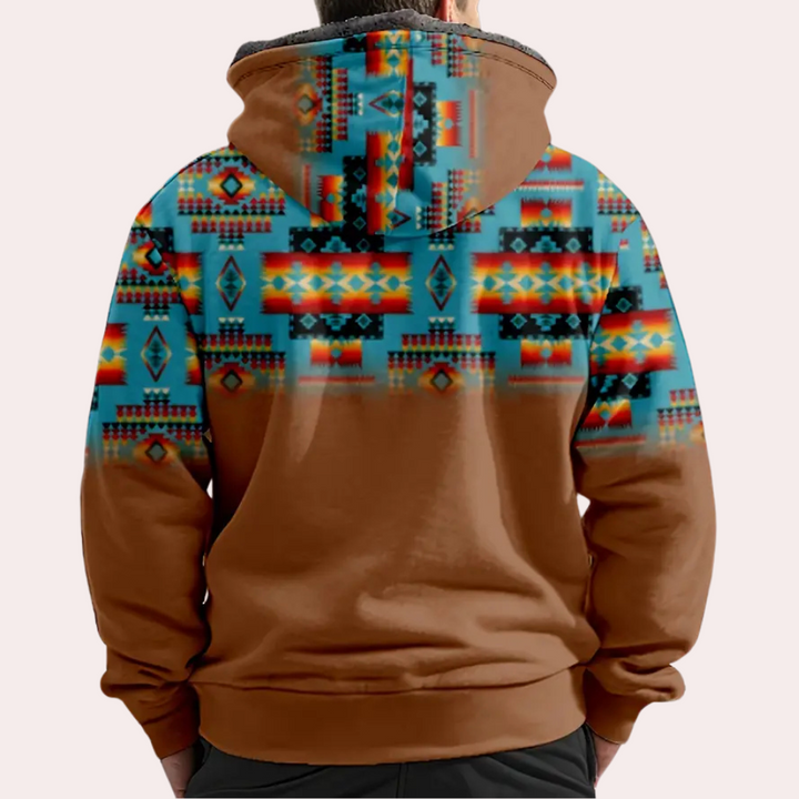 Achteraanzicht van een bruine hoodie met kleurrijk Azteeks patroon, geometrische vormen en capuchon. Perfect voor casual mode en streetwear.