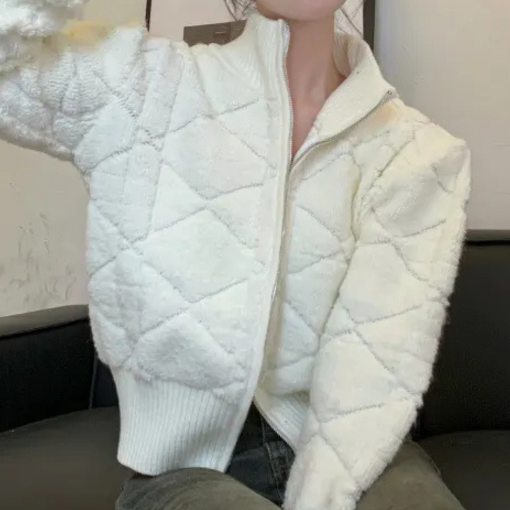 Witte gewatteerde damesjas met rits, gebreide kraag en mouwen, casual wintermode, comfortabele en stijlvolle kleding voor koud weer.
