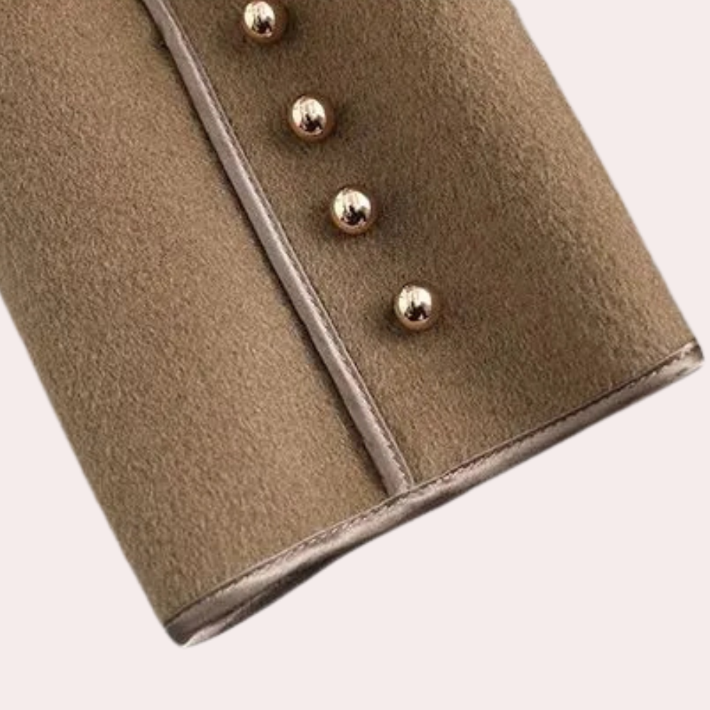 Beige wollen jas met gouden knopen, stijlvolle damesmode, herfst- en winterkleding, elegant design, hoogwaardige materialen.