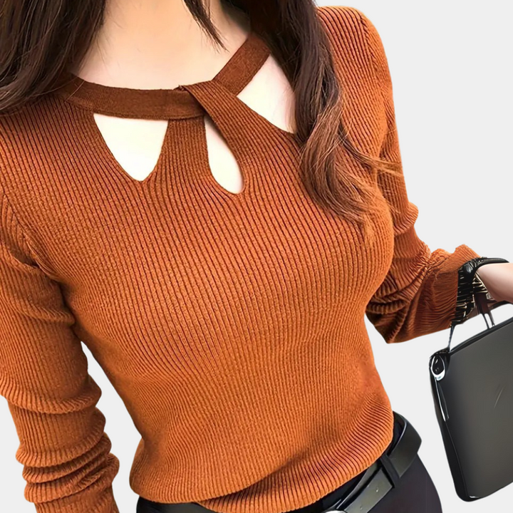 Vrouw in stijlvolle bruine trui met uitgesneden halslijn, draagt zwarte tas. Modieuze dameskleding, herfstmode, trendy outfit.
