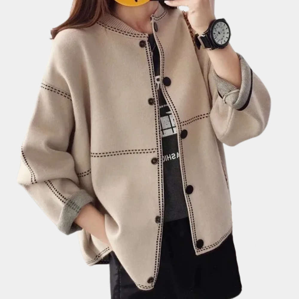 Beige damesjas met zwarte knopen, casual stijl, opgerolde mouwen, gedragen over een zwart T-shirt. Modieuze dameskleding, herfstjas.