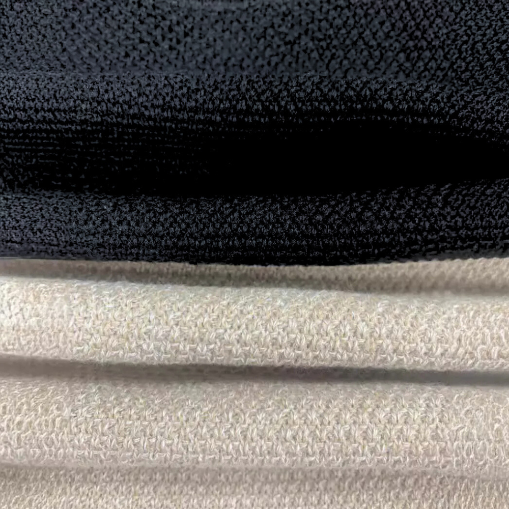 Zwart en beige badstof handdoeken gestapeld, textuur detail. Luxe, absorberende handdoeken voor badkamer, spa of sauna. Hoogwaardige kwaliteit.