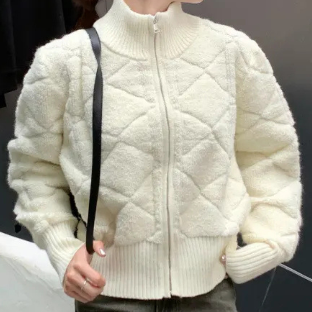 Witte gewatteerde fleece jas met rits, geribbelde boorden en opstaande kraag. Modieuze damesjas, winterkleding, warme en comfortabele stijl.