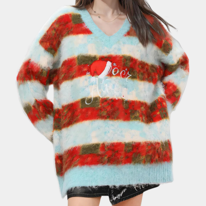 Vrouw draagt kleurrijke, gebreide trui met rode, groene en blauwe strepen en kerstontwerp. Perfect voor wintermode en feestelijke gelegenheden.