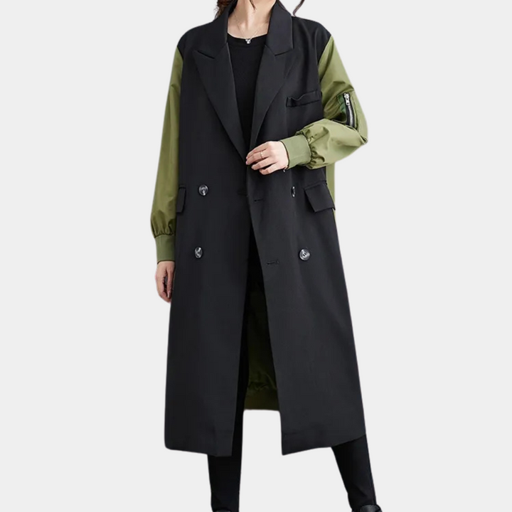 Lange zwarte trenchcoat met groene mouwen, damesmode, stijlvolle herfstjas, dubbele knopen, casual en elegant ontwerp, trendy kleding.