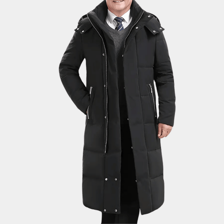 Zwarte lange winterjas voor heren met capuchon, ritssluiting en zakken. Stijlvolle en warme herenjas, ideaal voor koude seizoenen.
