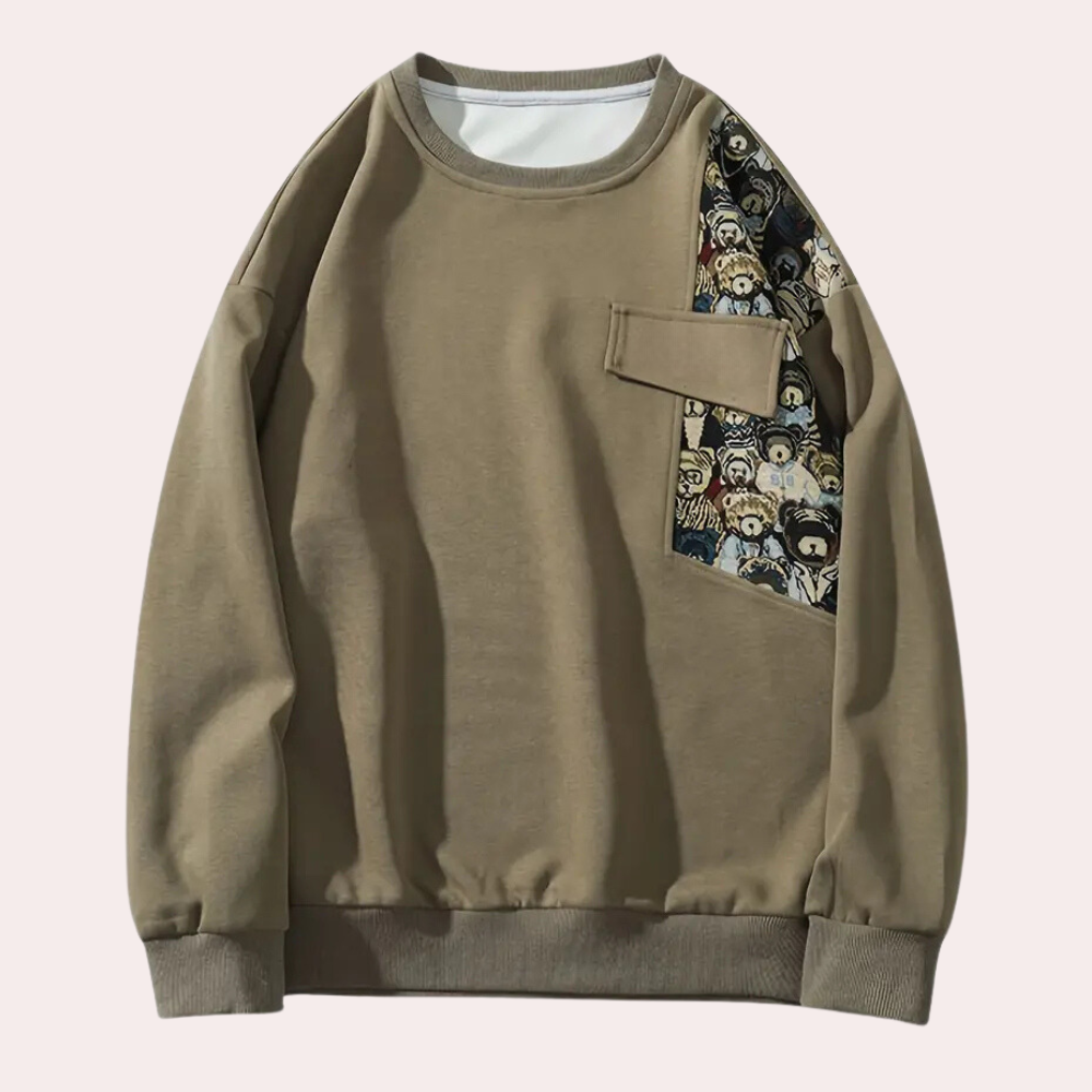 Bruine sweatshirt met ronde hals, unieke cartoonprint op de schouder, lange mouwen en borstzak. Modieuze herenkleding, casual streetwear.