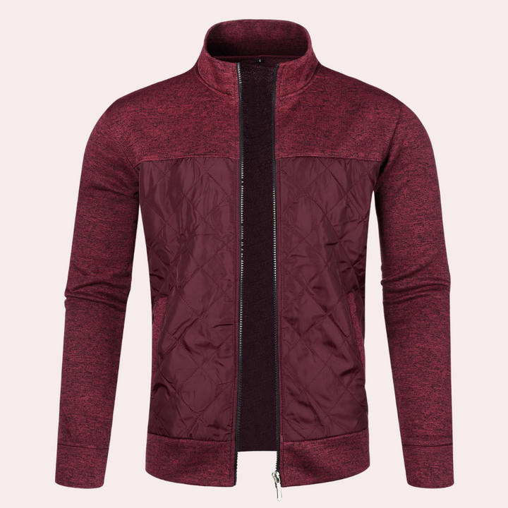 Bordeauxrode herenjas met rits, gewatteerd ontwerp, lange mouwen en opstaande kraag. Stijlvolle casual jas voor herfst en winter.