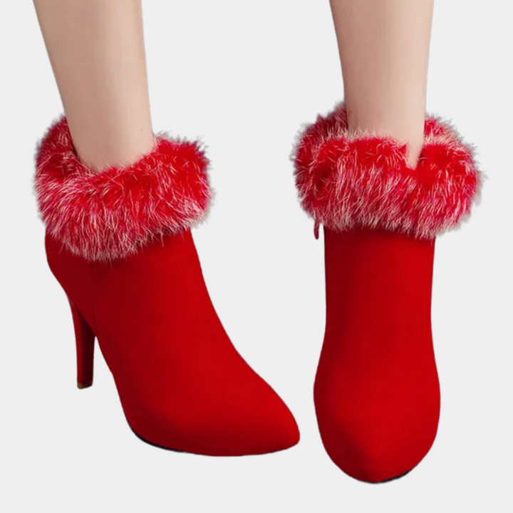 Rode dames enkellaarsjes met hoge hak en pluizige bontkraag, modieuze winterlaarzen, trendy schoeisel voor dames, elegant en stijlvol ontwerp.