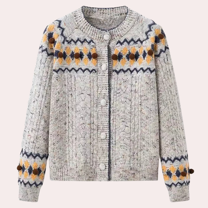Grijze gebreide damestrui met kleurrijk Noors patroon, ronde hals en knoopsluiting. Perfect voor herfst- en wintermode. Comfortabel en stijlvol.
