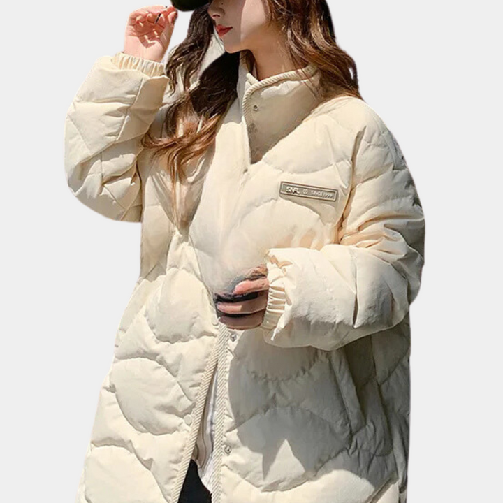 Vrouw in oversized crèmekleurige gewatteerde jas, wintermode, trendy dameskleding, comfortabele en stijlvolle buitenkleding voor koud weer.