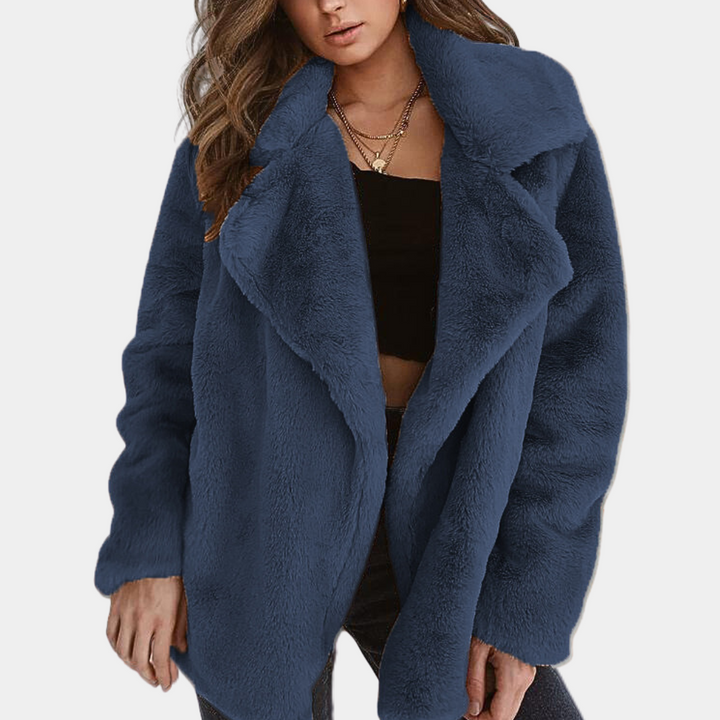 Vrouw in blauwe teddyjas, modieuze winterkleding, zachte en warme damesjas, trendy outfit, casual stijl, comfortabele damesmode.