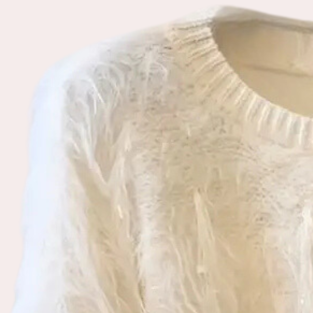 Witte gebreide trui met pluizige textuur, ronde hals en lange mouwen. Modieuze dameskleding, perfect voor herfst- en winterseizoenen.