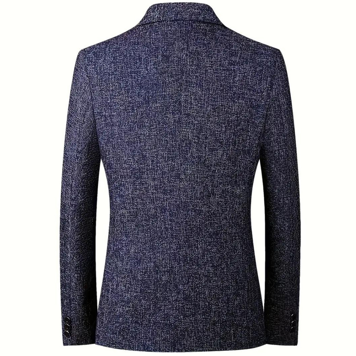 Blauwe herenblazer met textuur, achterkant. Stijlvolle zakelijke jas, geschikt voor formele gelegenheden. Hoogwaardige stof, moderne pasvorm.