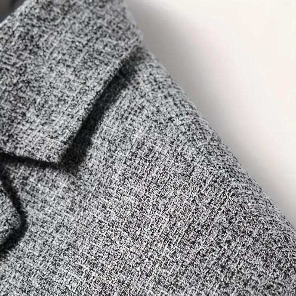 Grijze wollen blazer met textuur, close-up van de kraag en stof. Stijlvolle herenkleding, geschikt voor formele en casual gelegenheden.