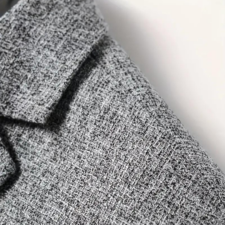 Grijze wollen blazer met textuur, close-up van de kraag en stof. Stijlvolle herenkleding, geschikt voor formele en casual gelegenheden.