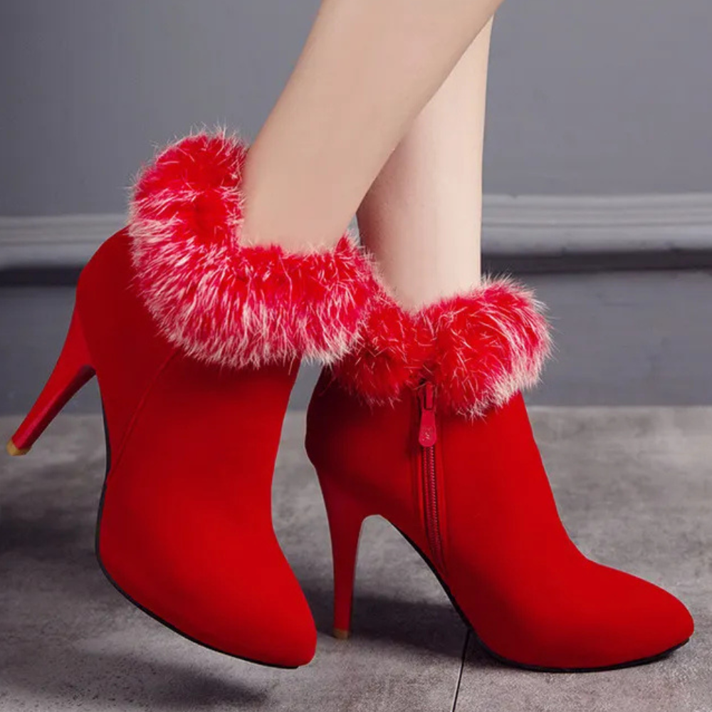 Rode hoge hakken met pluizige roze bontkraag, stijlvolle dameslaarzen, elegante modeaccessoire, perfect voor winterse outfits en feestelijke gelegenheden.
