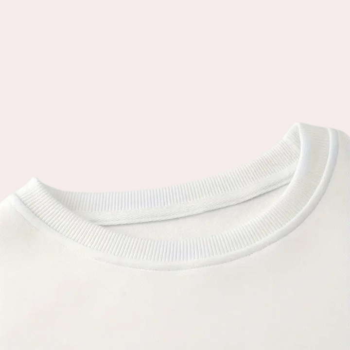 Witte katoenen ronde hals T-shirt, close-up van de kraag, minimalistisch ontwerp, comfortabele pasvorm, uniseks mode, casual kleding.