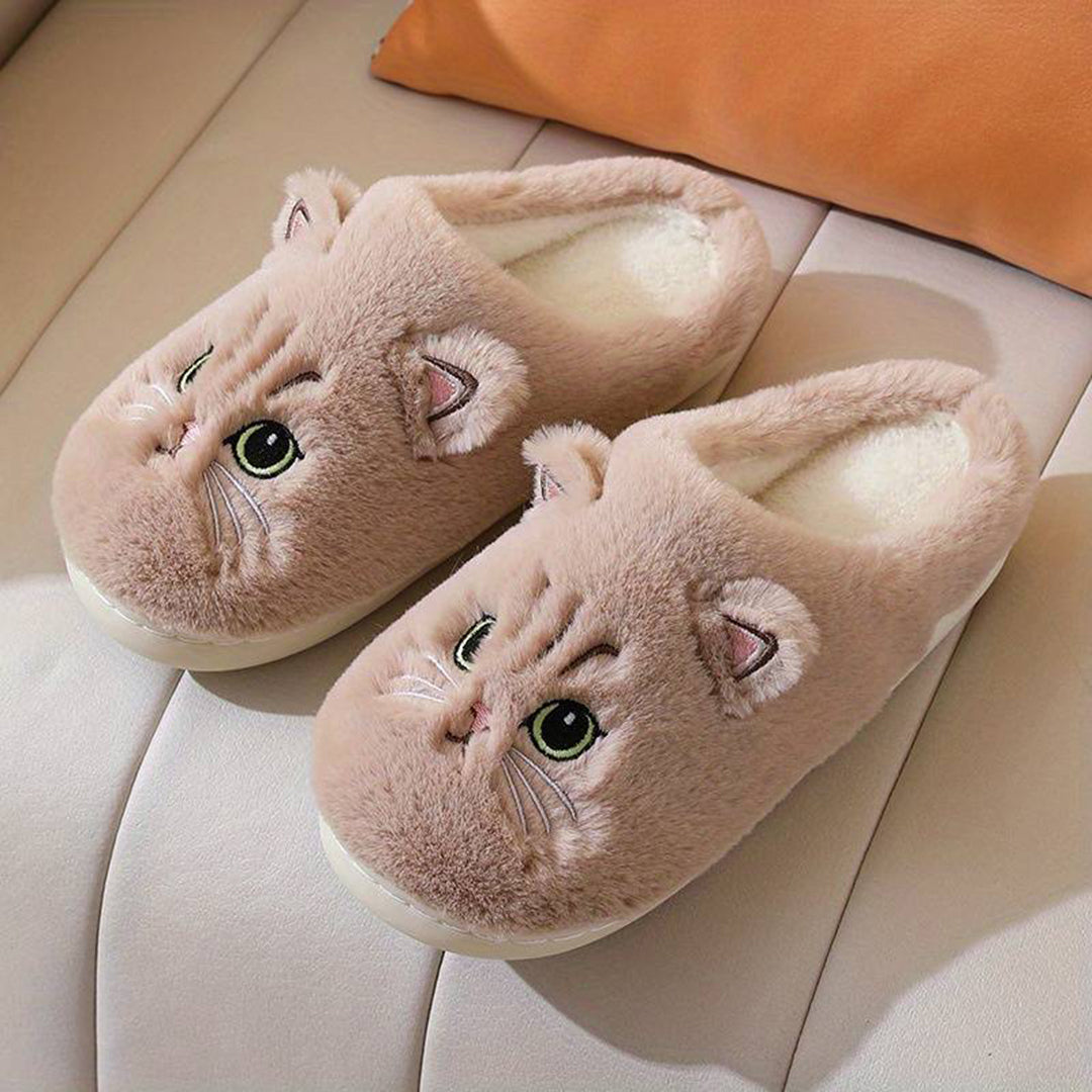 Warme kattenpantoffels met schattig kattengezicht, pluche materiaal, beige kleur, perfect voor wintercomfort en huiselijke gezelligheid.