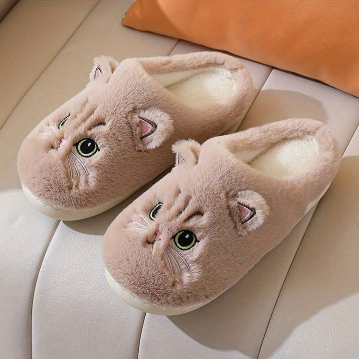 Warme kattenpantoffels met schattig kattengezicht, pluche materiaal, beige kleur, perfect voor wintercomfort en huiselijke gezelligheid.