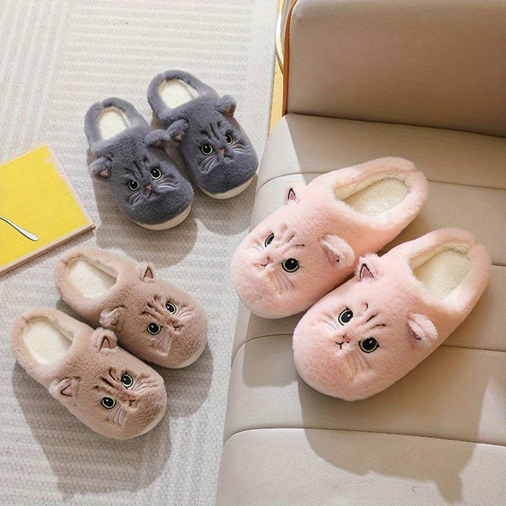 Warme kattenpantoffels in roze, grijs en beige op tapijt. Schattige dierenontwerpen, comfortabele pluche slippers voor binnengebruik.