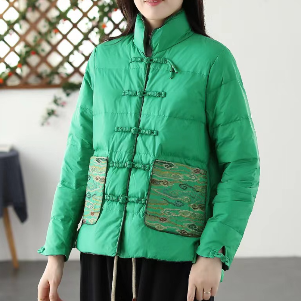 Groene gewatteerde jas met traditionele Chinese knopen en decoratieve zakken, damesmode, winterkleding, stijlvolle warme jas.