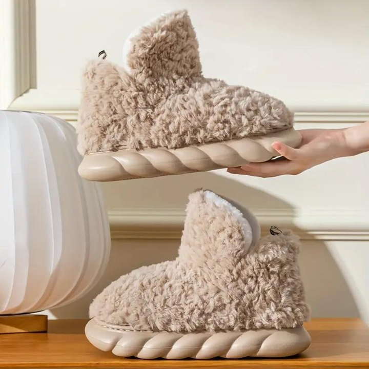 Beige pluche pantoffels met dikke zolen, perfect voor wintercomfort. Stijlvolle en warme huisschoenen voor dames.