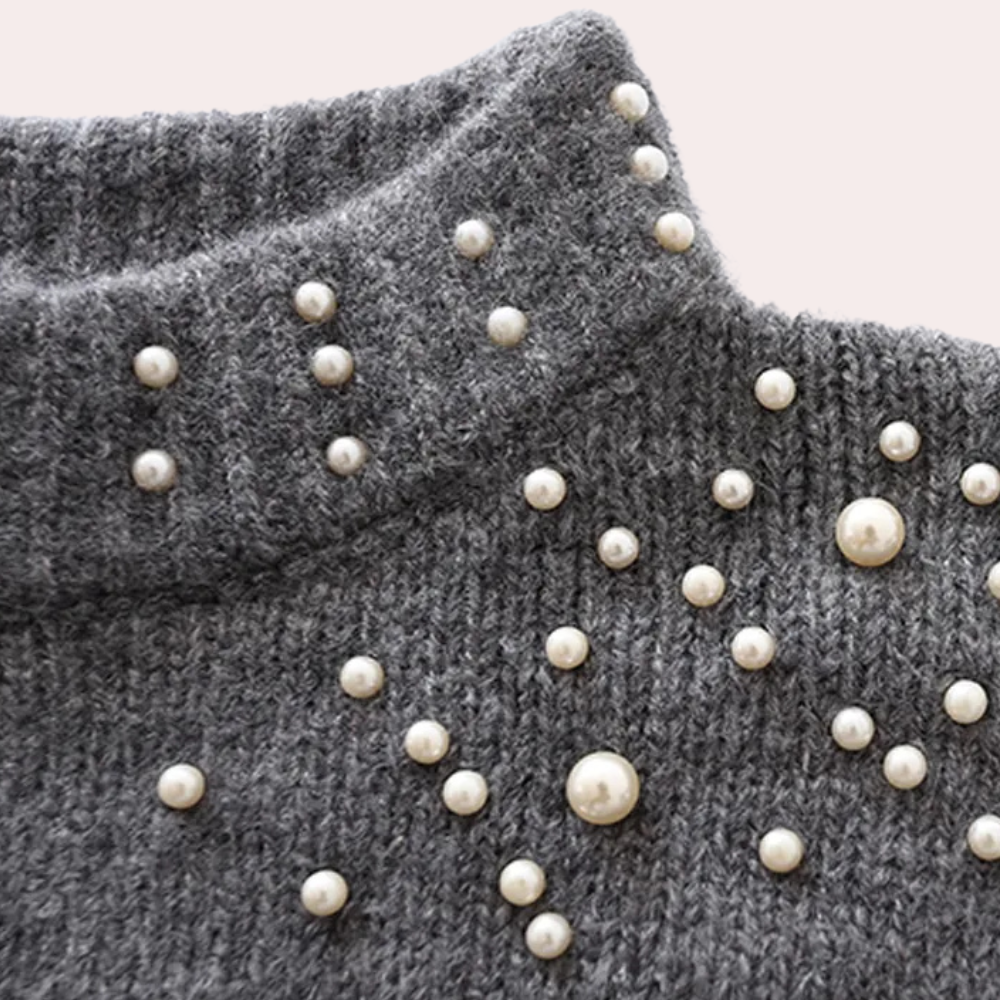 Grijze gebreide trui met pareldecoratie, stijlvolle damesmode, winterkleding, trendy design, warme en elegante uitstraling.